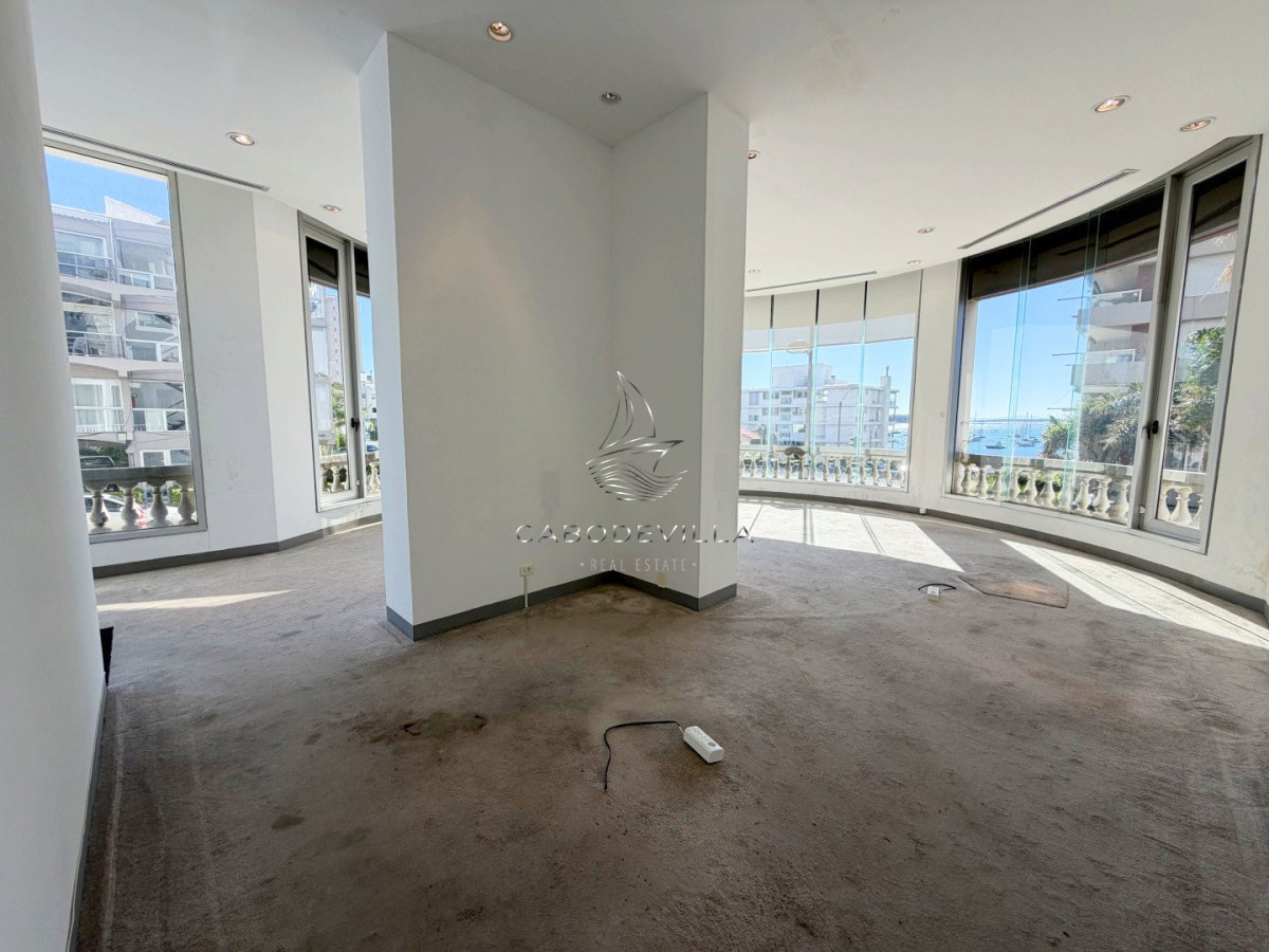 Local Comercial ID.1056 - Local en alquiler anual en calle 20 Fashion Road Punta del Este