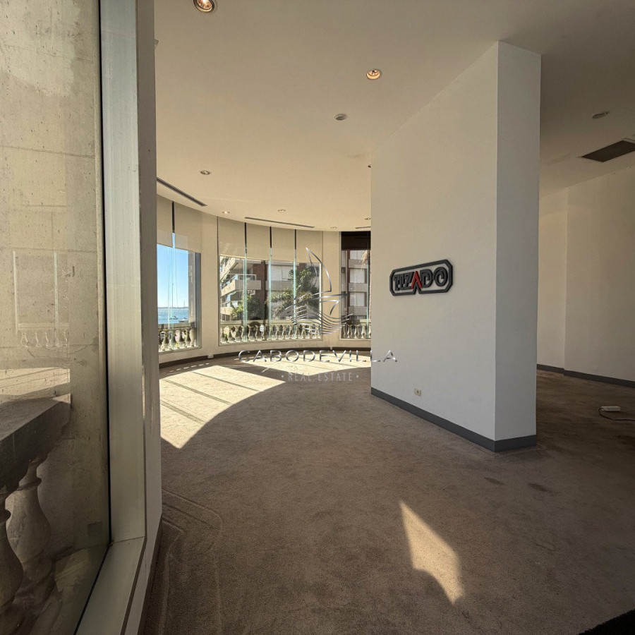 Local Comercial ID.1056 - Local en alquiler anual en calle 20 Fashion Road Punta del Este