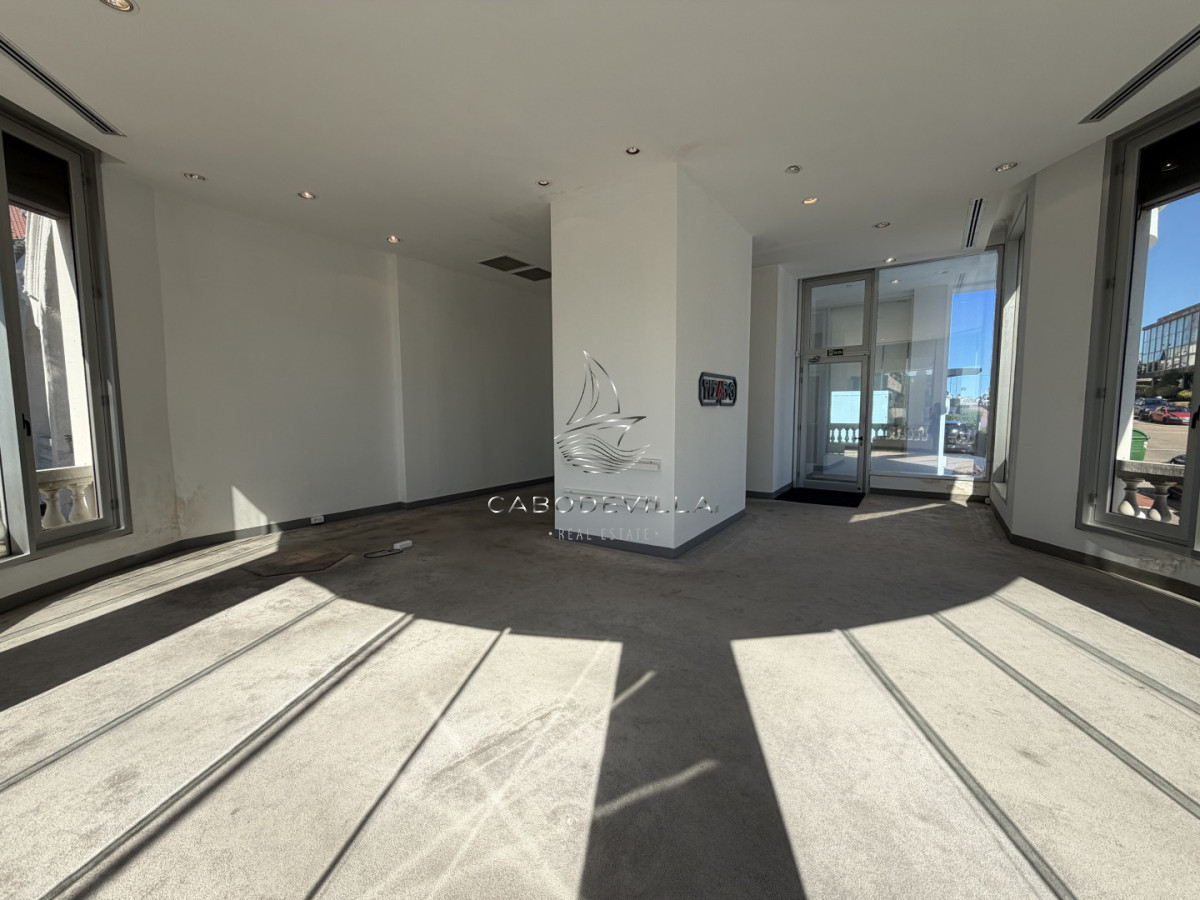 Local Comercial ID.1056 - Local en alquiler anual en calle 20 Fashion Road Punta del Este