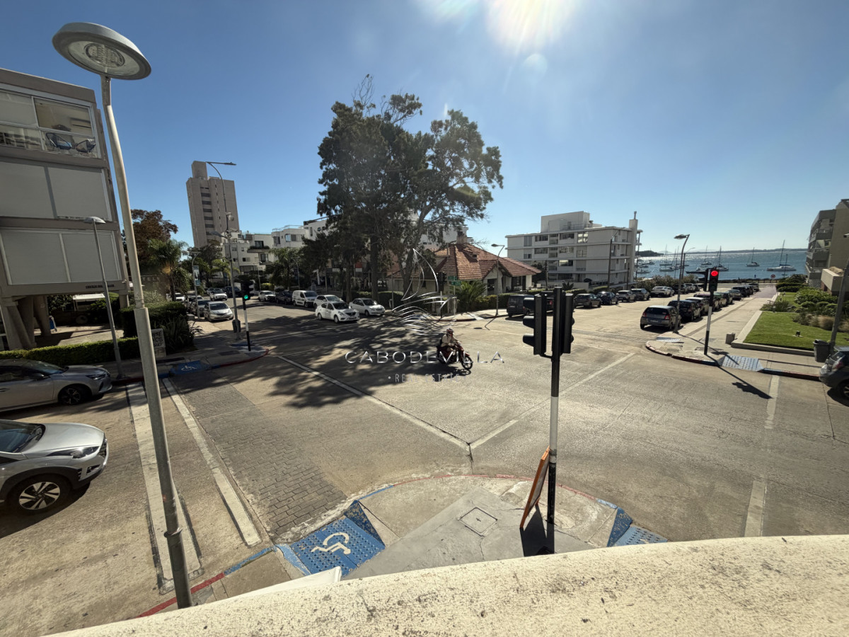 Local Comercial ID.1056 - Local en alquiler anual en calle 20 Fashion Road Punta del Este