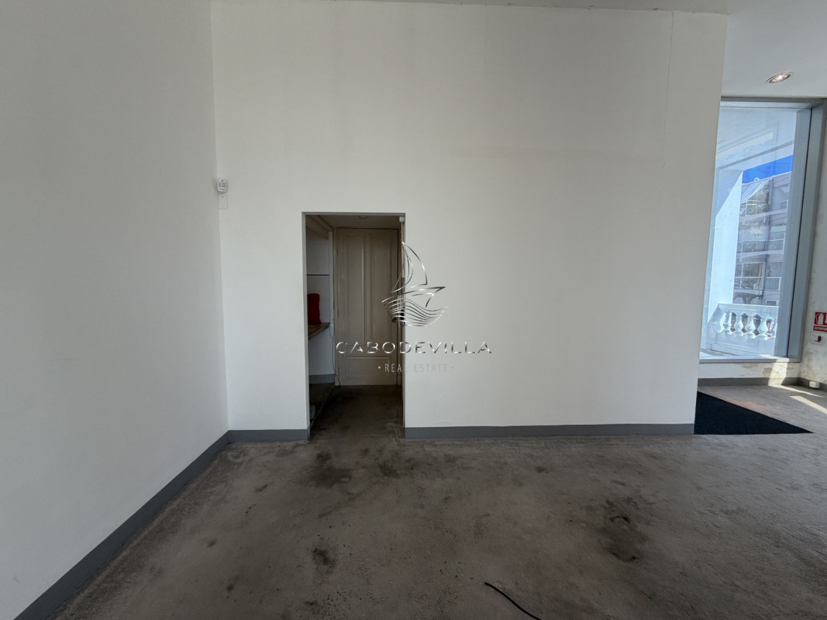 Local Comercial ID.1056 - Local en alquiler anual en calle 20 Fashion Road Punta del Este