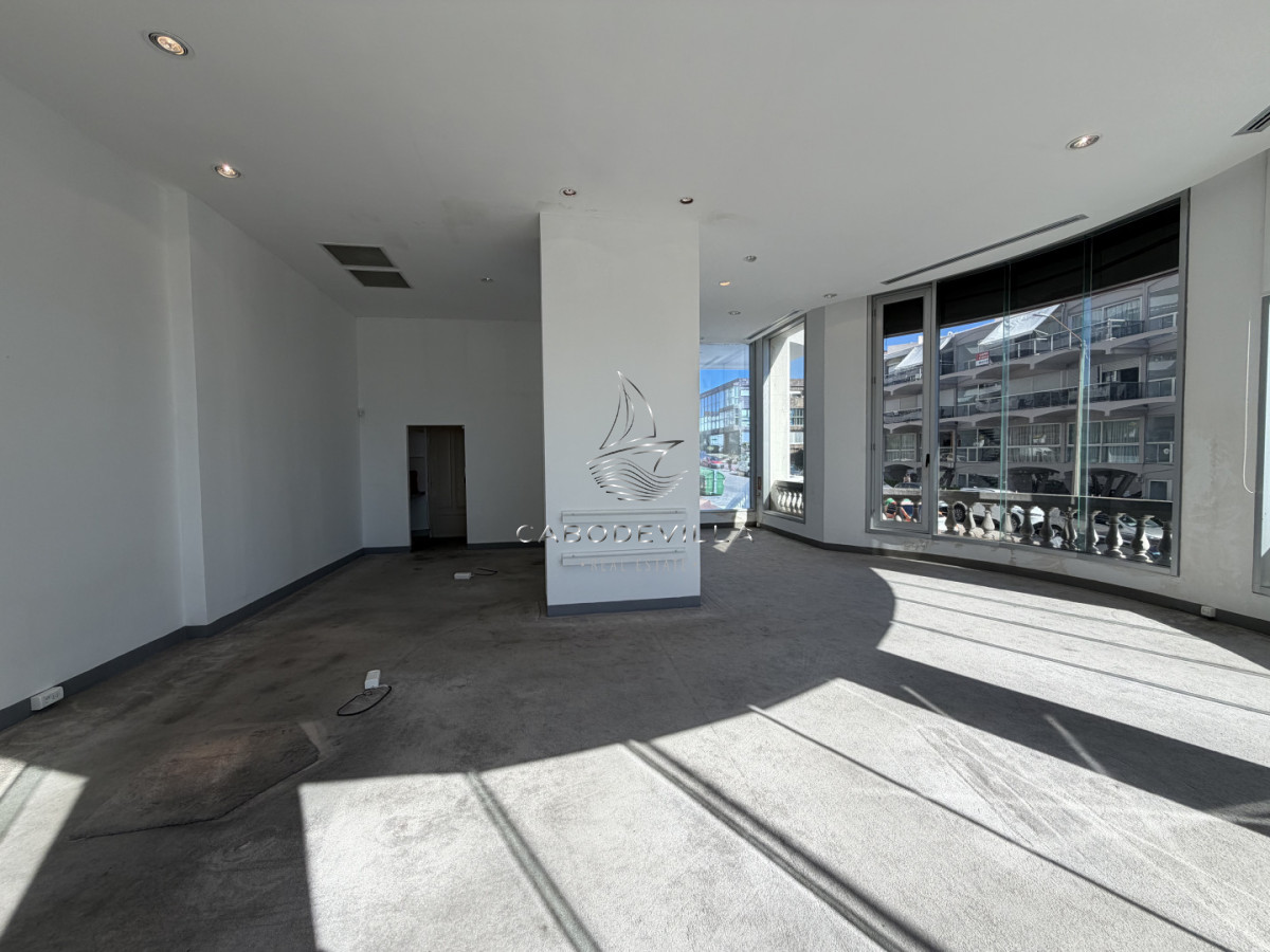 Local Comercial ID.1056 - Local en alquiler anual en calle 20 Fashion Road Punta del Este