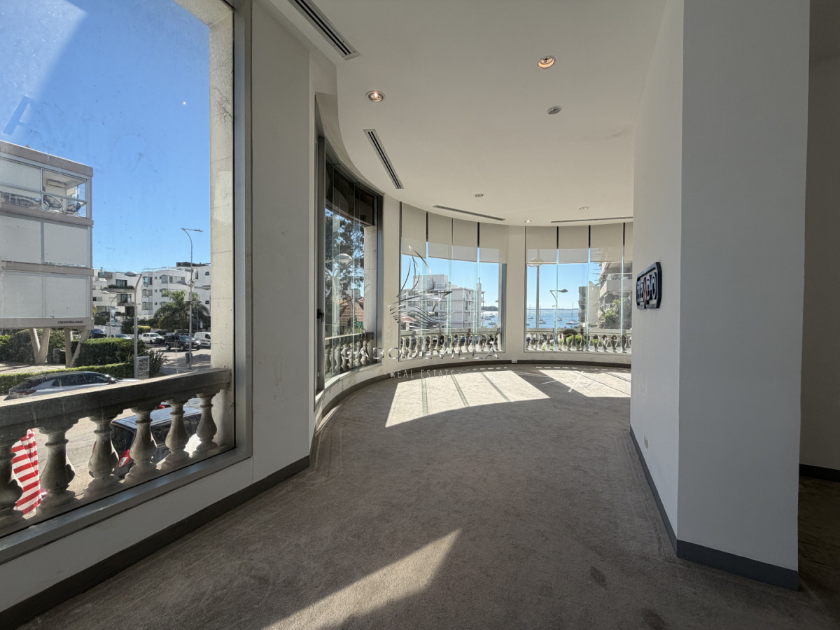 Local Comercial ID.1056 - Local en alquiler anual en calle 20 Fashion Road Punta del Este