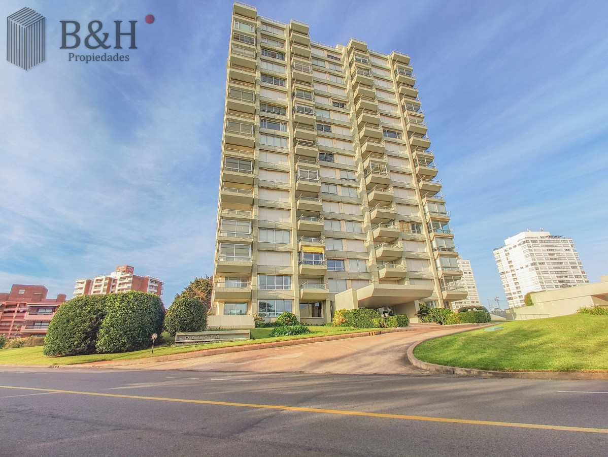 Apartamento ID.6962 - Apartamento en venta frente al mar en Punta del Este