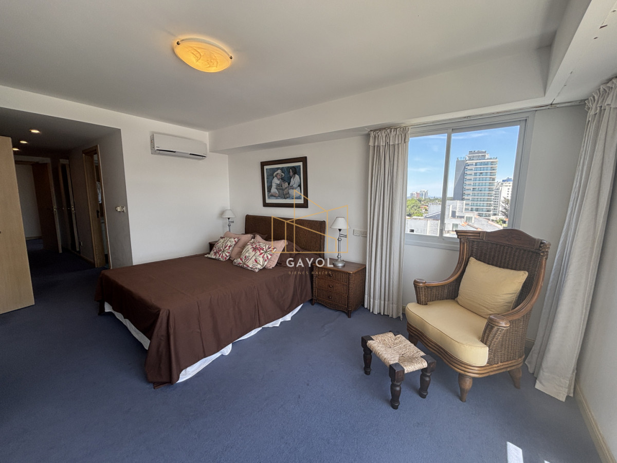 Apartamento ID.1078 - Apartamento en alquiler de 3 dormitorios y dependencia frente al mar en Playa Brava Punta del Este