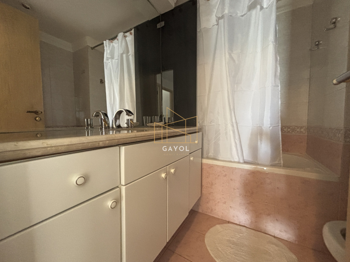 Apartamento ID.1078 - Apartamento en alquiler de 3 dormitorios y dependencia frente al mar en Playa Brava Punta del Este