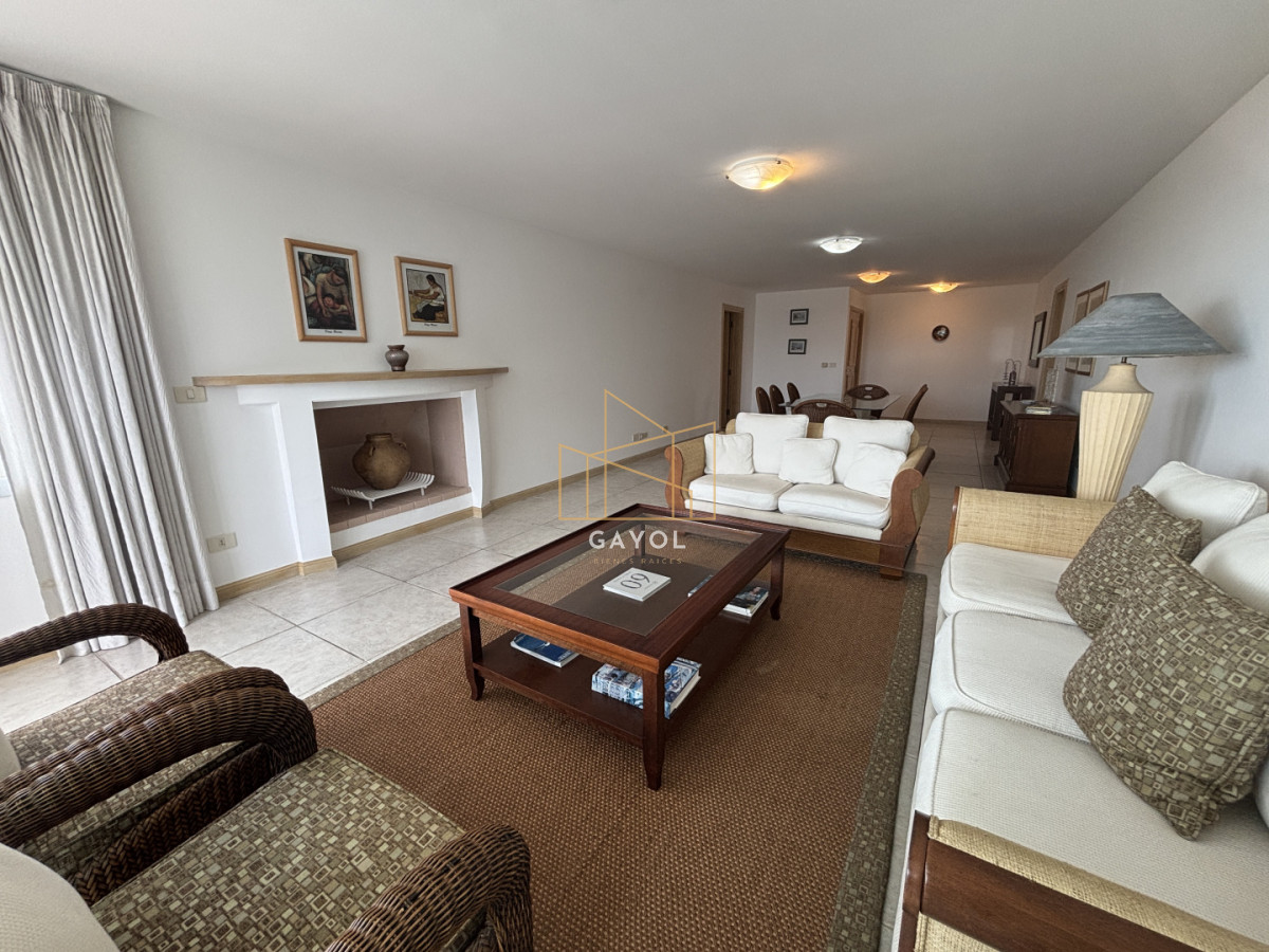 Apartamento ID.1078 - Apartamento en alquiler de 3 dormitorios y dependencia frente al mar en Playa Brava Punta del Este