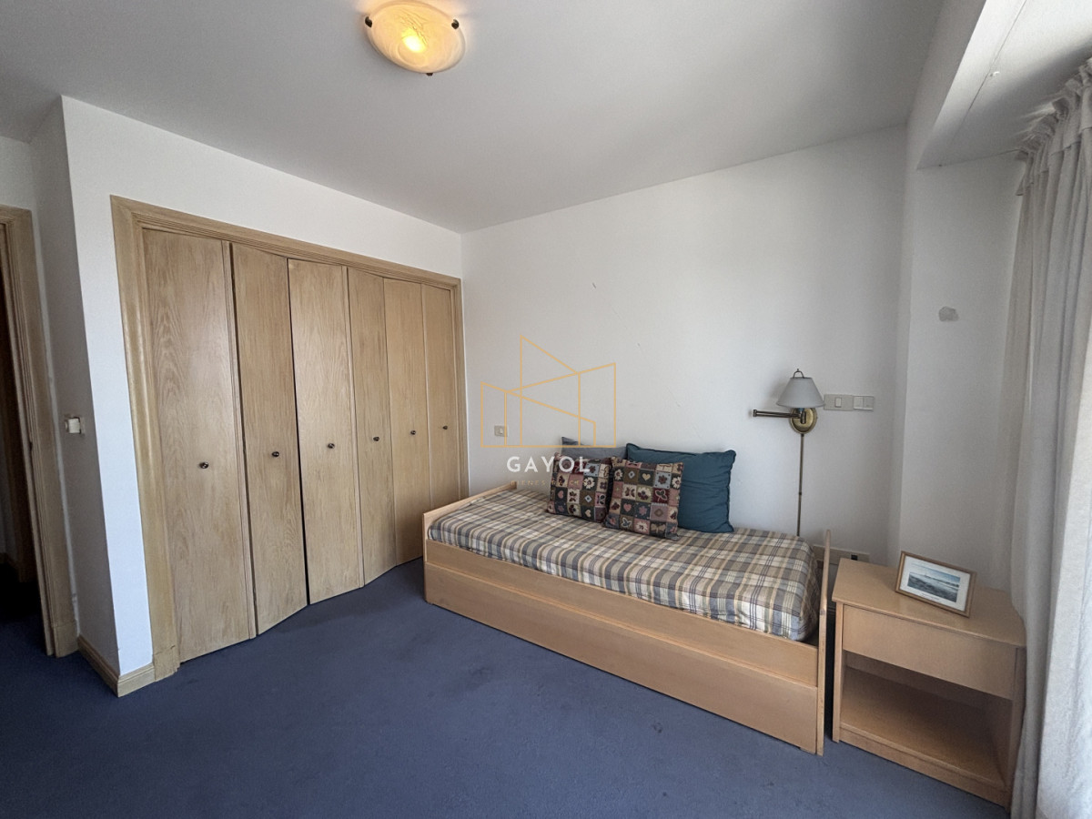 Apartamento ID.1078 - Apartamento en alquiler de 3 dormitorios y dependencia frente al mar en Playa Brava Punta del Este