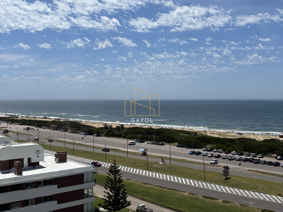 Apartamento ID.1078 - Apartamento en alquiler de 3 dormitorios y dependencia frente al mar en Playa Brava Punta del Este