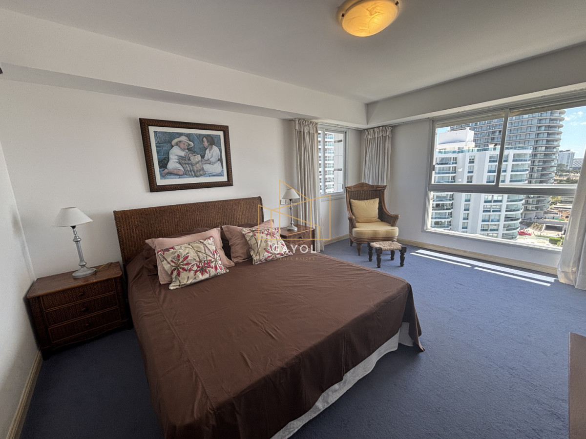 Apartamento ID.1078 - Apartamento en alquiler de 3 dormitorios y dependencia frente al mar en Playa Brava Punta del Este