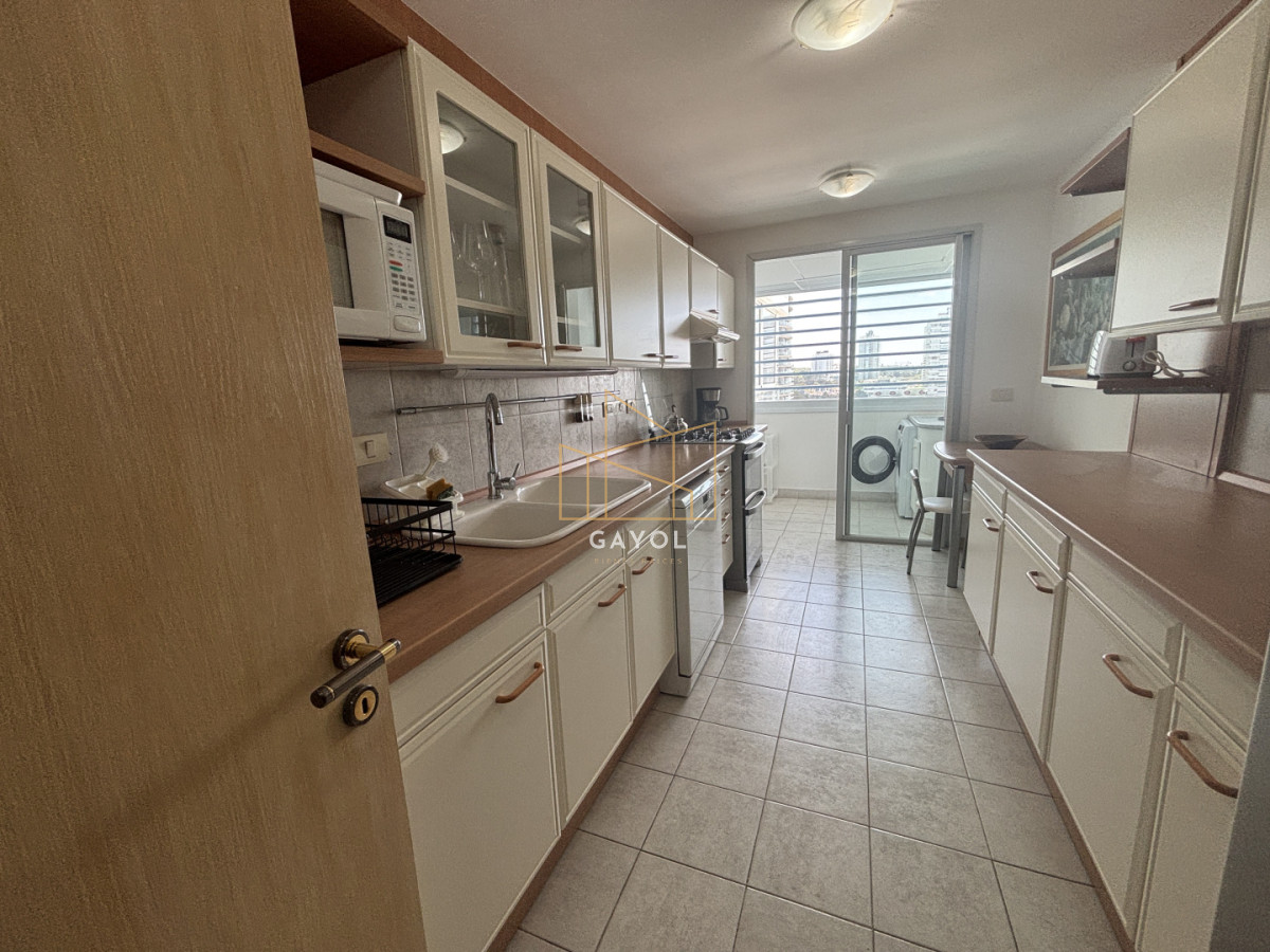 Apartamento ID.1078 - Apartamento en alquiler de 3 dormitorios y dependencia frente al mar en Playa Brava Punta del Este