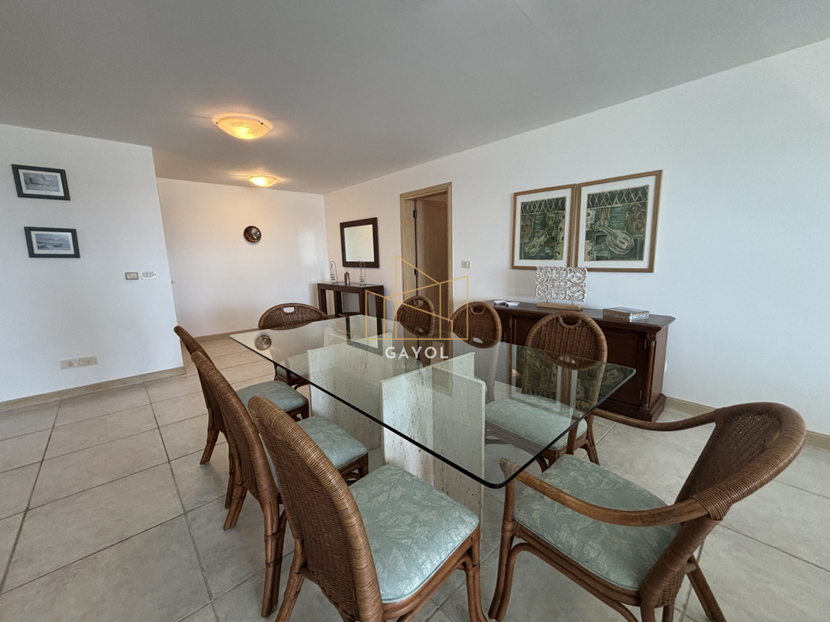 Apartamento ID.1078 - Apartamento en alquiler de 3 dormitorios y dependencia frente al mar en Playa Brava Punta del Este