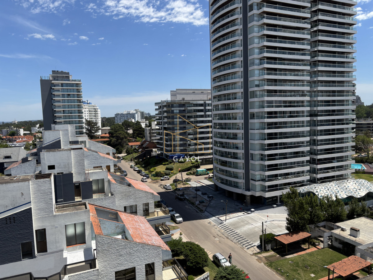 Apartamento ID.1078 - Apartamento en alquiler de 3 dormitorios y dependencia frente al mar en Playa Brava Punta del Este