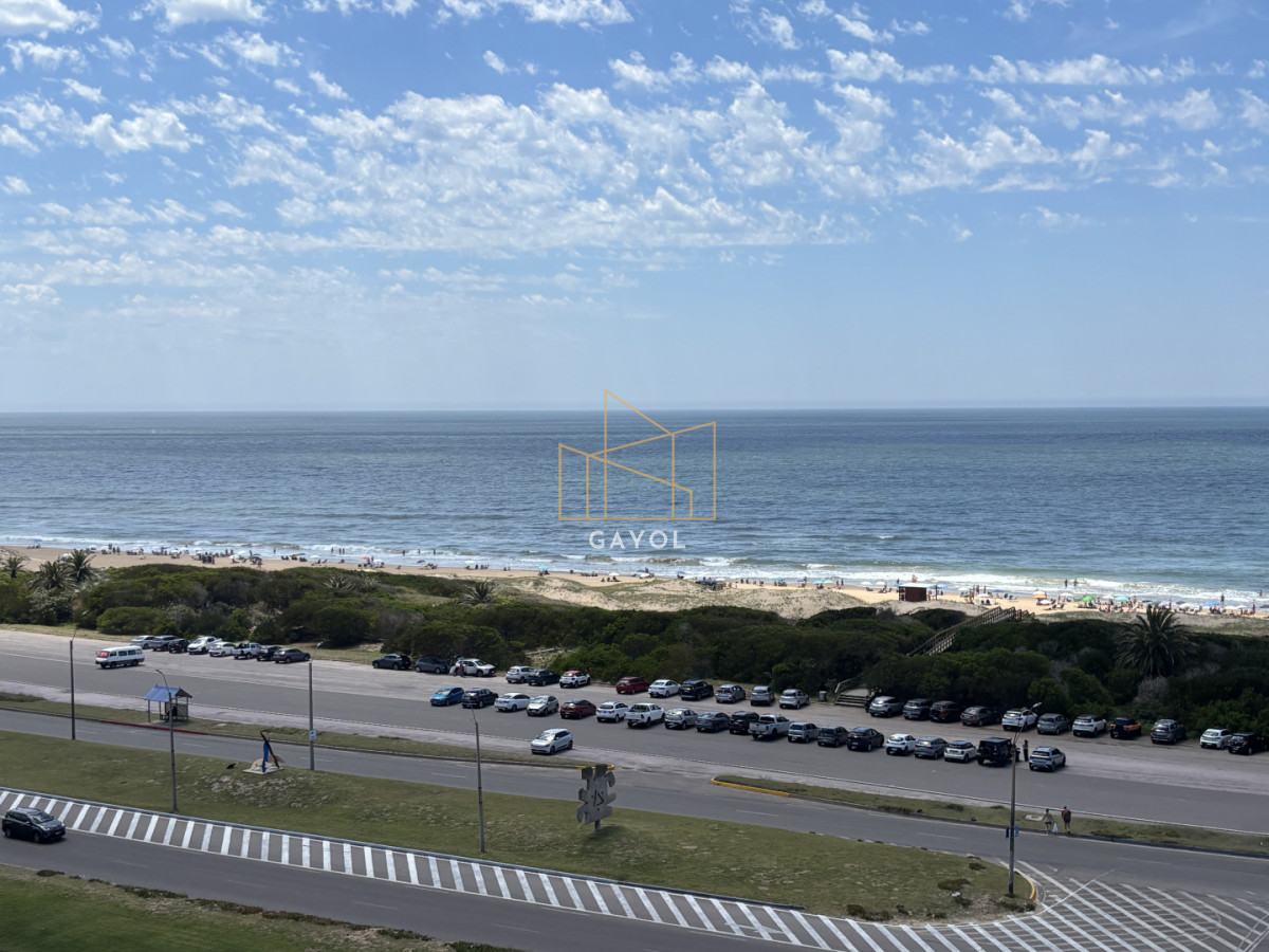 Apartamento ID.1078 - Apartamento en alquiler de 3 dormitorios y dependencia frente al mar en Playa Brava Punta del Este
