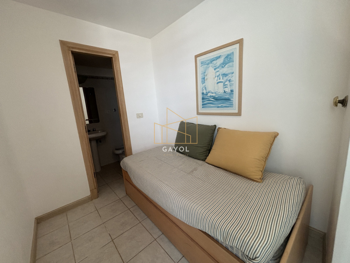 Apartamento ID.1078 - Apartamento en alquiler de 3 dormitorios y dependencia frente al mar en Playa Brava Punta del Este