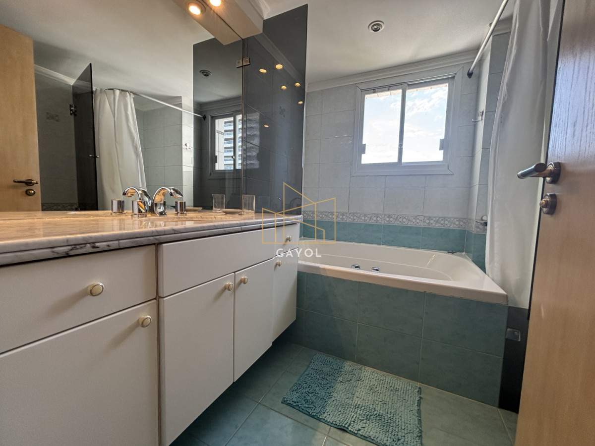 Apartamento ID.1078 - Apartamento en alquiler de 3 dormitorios y dependencia frente al mar en Playa Brava Punta del Este