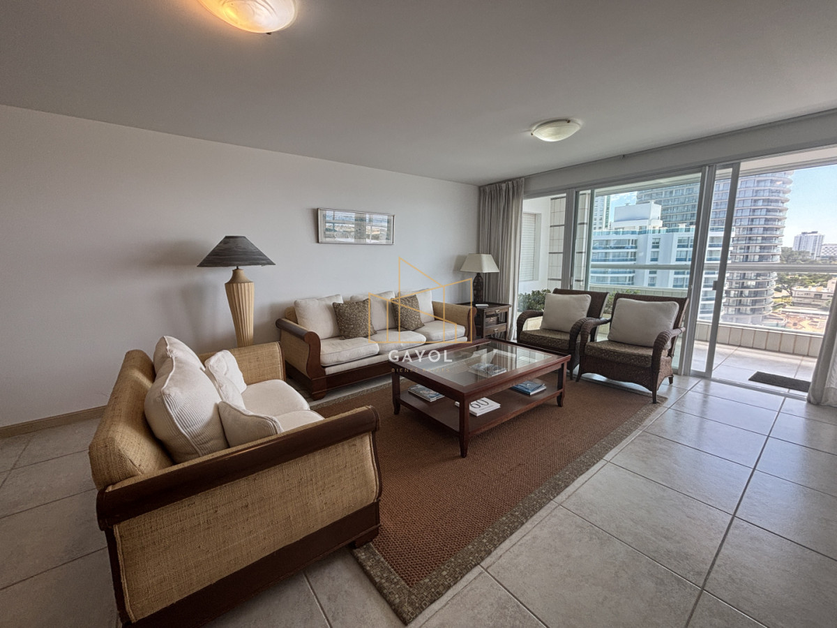 Apartamento ID.1078 - Apartamento en alquiler de 3 dormitorios y dependencia frente al mar en Playa Brava Punta del Este