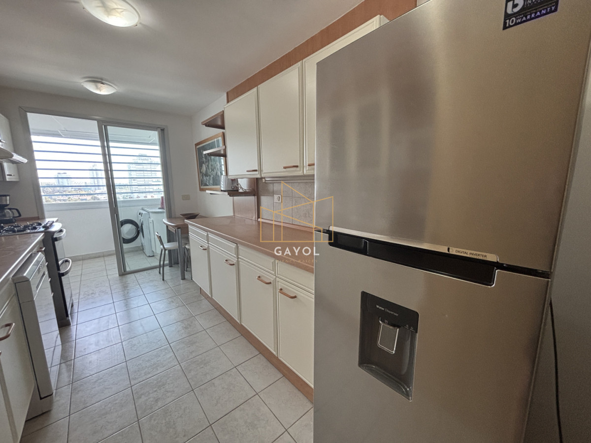 Apartamento ID.1078 - Apartamento en alquiler de 3 dormitorios y dependencia frente al mar en Playa Brava Punta del Este