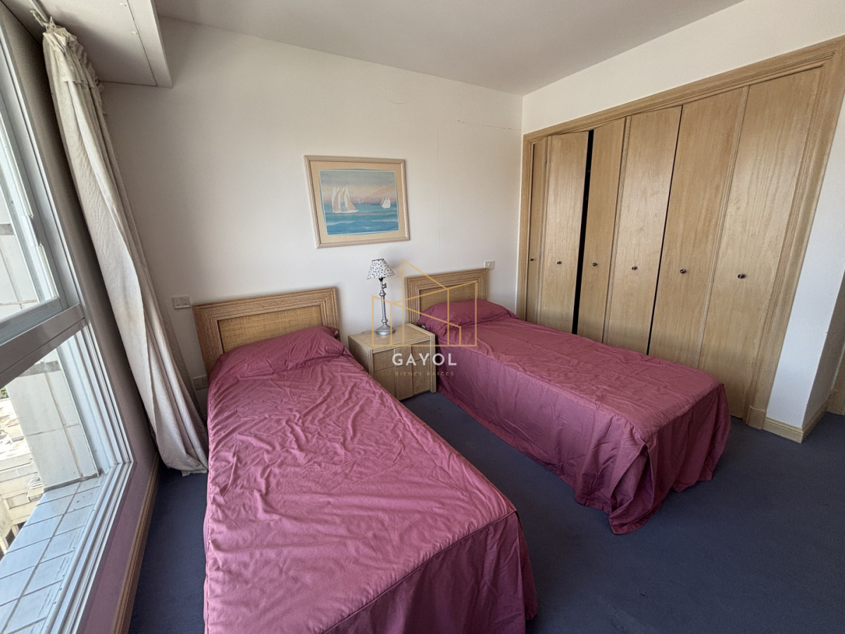 Apartamento ID.1078 - Apartamento en alquiler de 3 dormitorios y dependencia frente al mar en Playa Brava Punta del Este