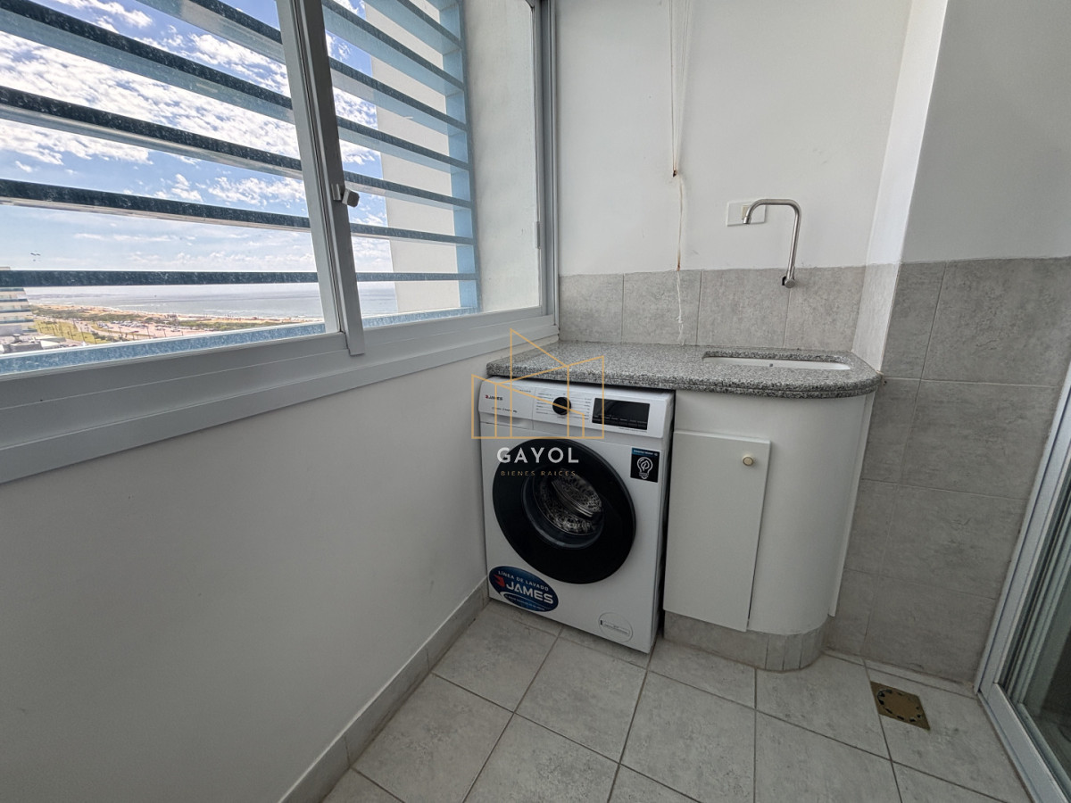 Apartamento ID.1078 - Apartamento en alquiler de 3 dormitorios y dependencia frente al mar en Playa Brava Punta del Este