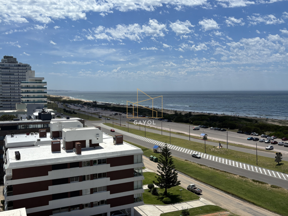 Apartamento ID.1078 - Apartamento en alquiler de 3 dormitorios y dependencia frente al mar en Playa Brava Punta del Este
