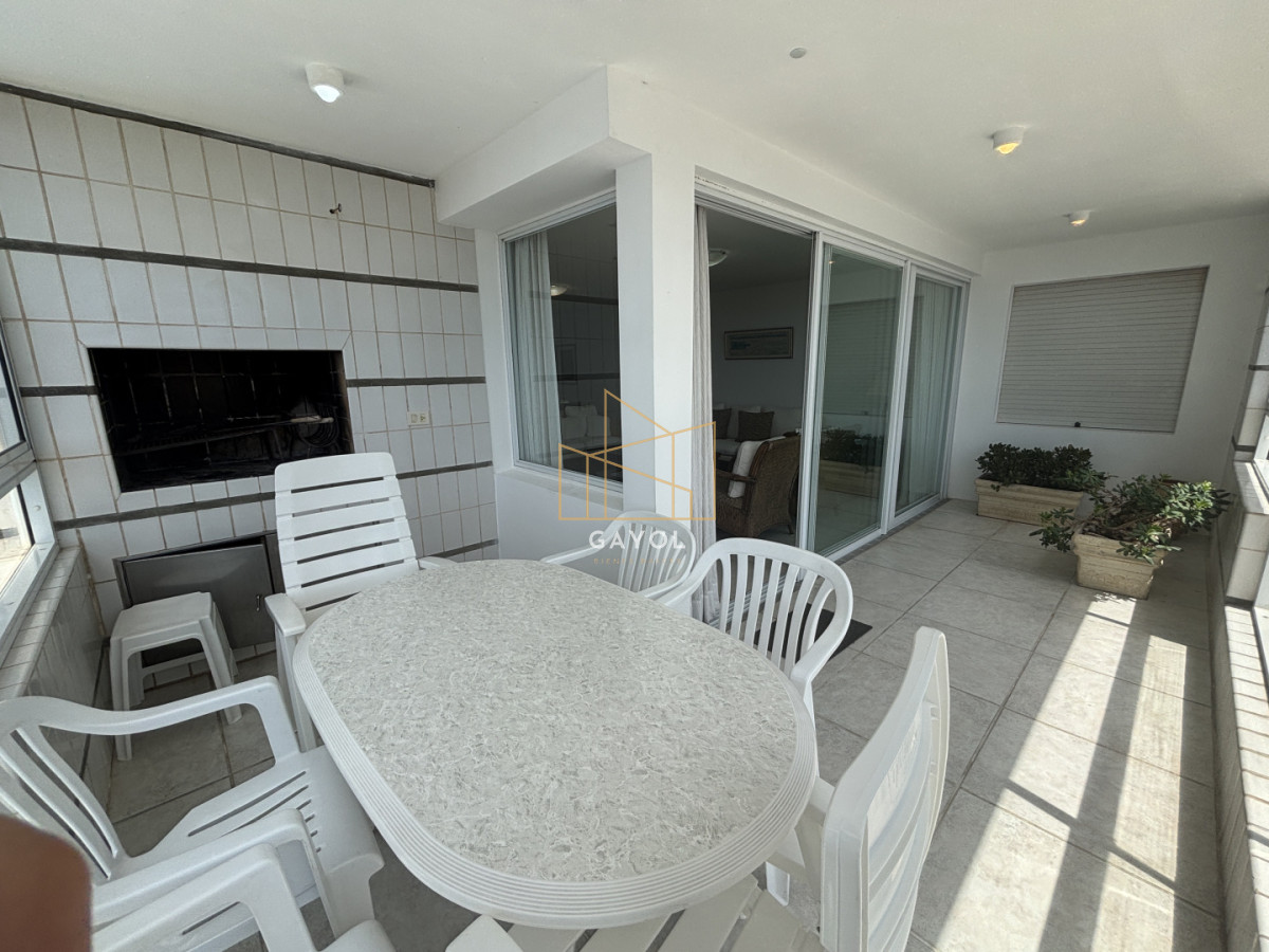 Apartamento ID.1078 - Apartamento en alquiler de 3 dormitorios y dependencia frente al mar en Playa Brava Punta del Este