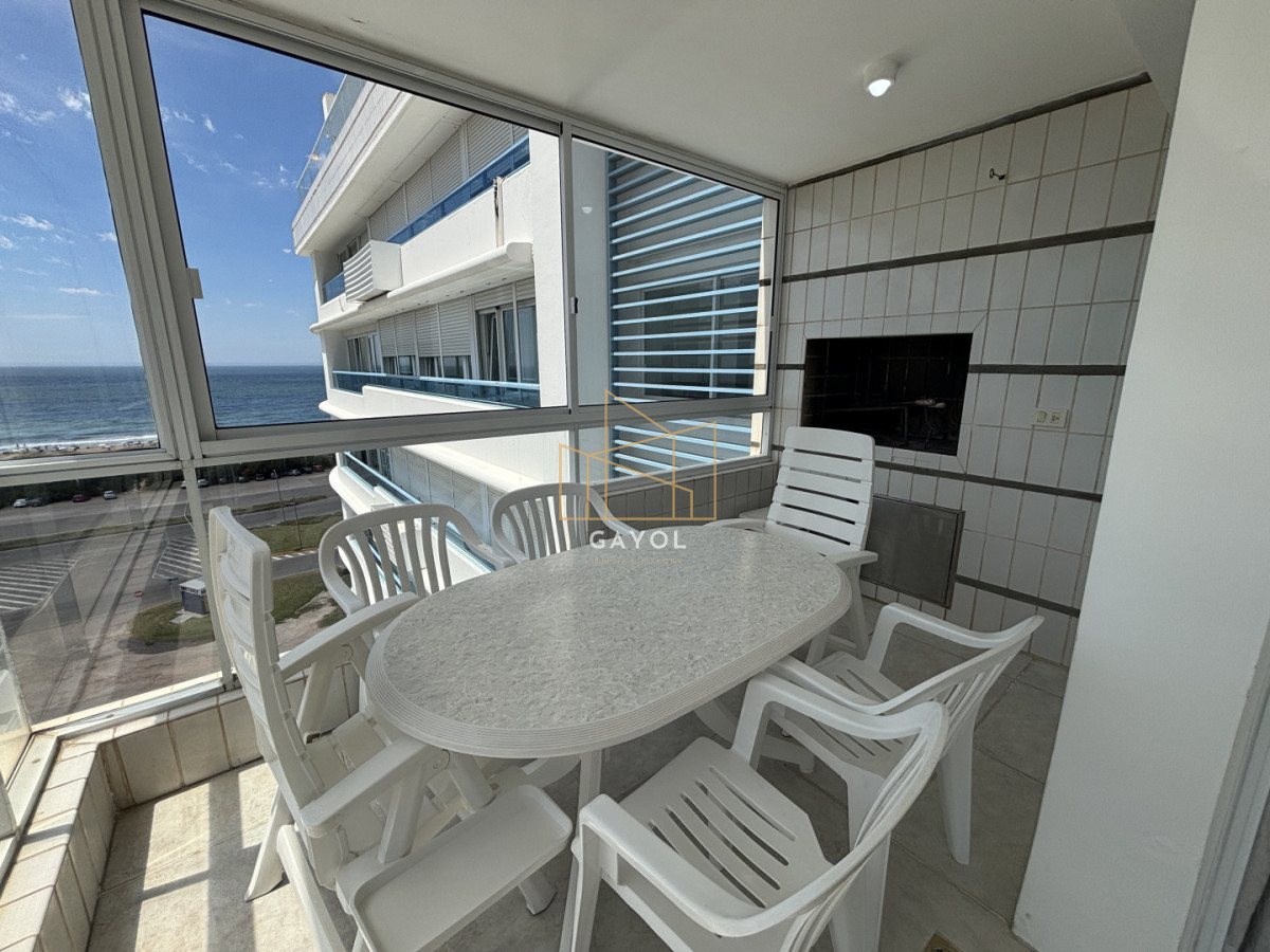 Apartamento ID.1078 - Apartamento en alquiler de 3 dormitorios y dependencia frente al mar en Playa Brava Punta del Este