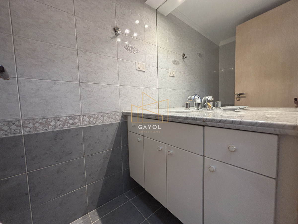 Apartamento ID.1078 - Apartamento en alquiler de 3 dormitorios y dependencia frente al mar en Playa Brava Punta del Este