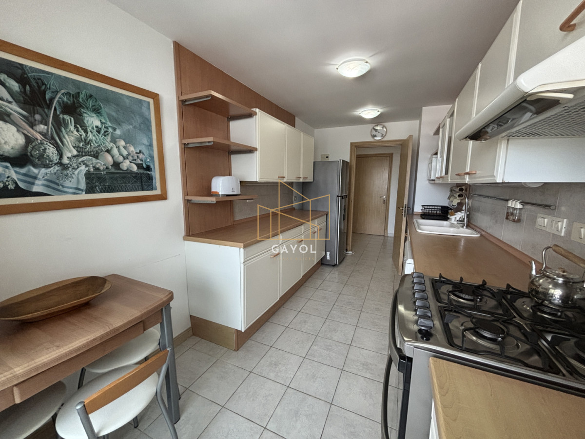 Apartamento ID.1078 - Apartamento en alquiler de 3 dormitorios y dependencia frente al mar en Playa Brava Punta del Este