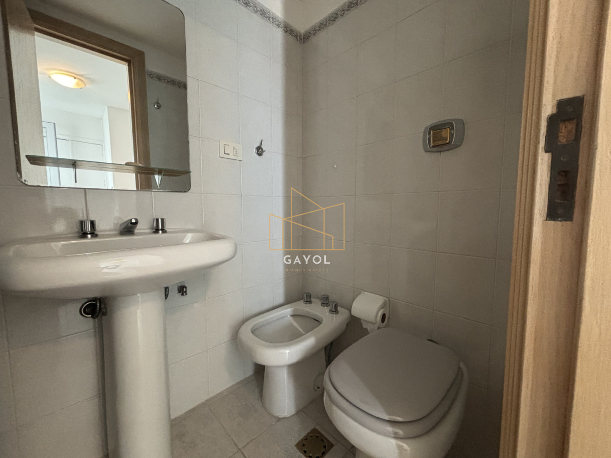 Apartamento ID.1078 - Apartamento en alquiler de 3 dormitorios y dependencia frente al mar en Playa Brava Punta del Este