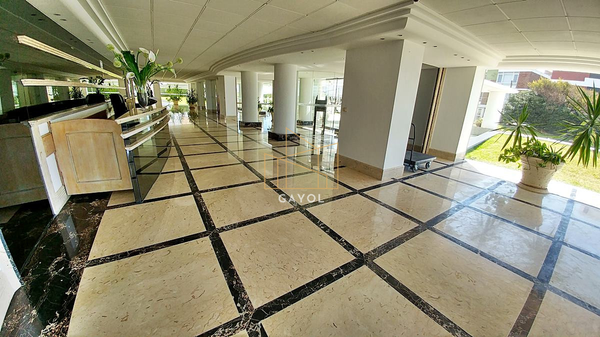 Apartamento ID.1078 - Apartamento en alquiler de 3 dormitorios y dependencia frente al mar en Playa Brava Punta del Este