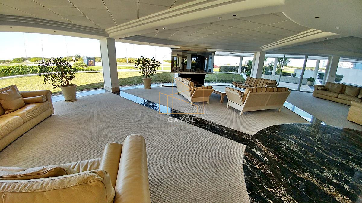 Apartamento ID.1078 - Apartamento en alquiler de 3 dormitorios y dependencia frente al mar en Playa Brava Punta del Este