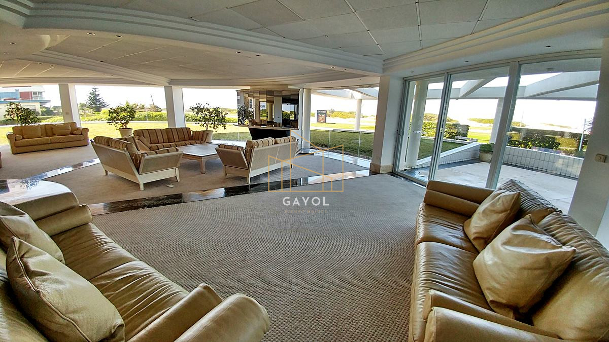 Apartamento ID.1078 - Apartamento en alquiler de 3 dormitorios y dependencia frente al mar en Playa Brava Punta del Este