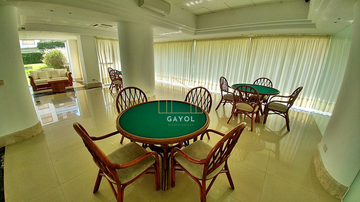 Apartamento ID.1078 - Apartamento en alquiler de 3 dormitorios y dependencia frente al mar en Playa Brava Punta del Este