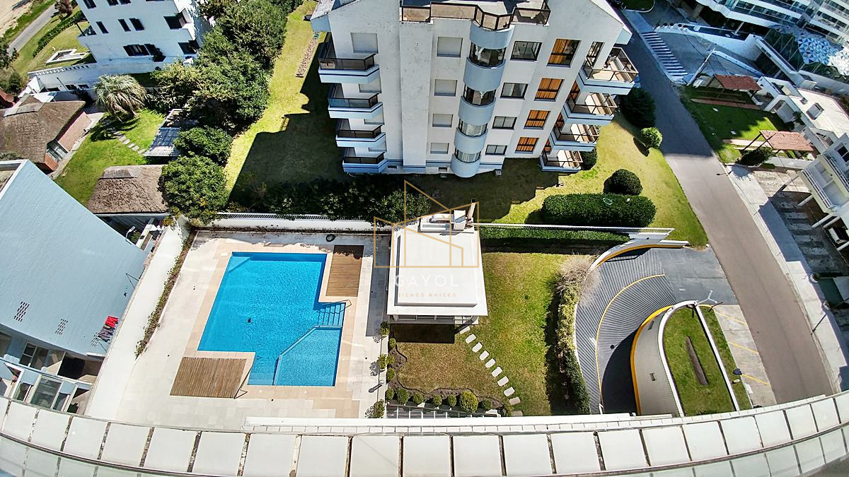 Apartamento ID.1078 - Apartamento en alquiler de 3 dormitorios y dependencia frente al mar en Playa Brava Punta del Este