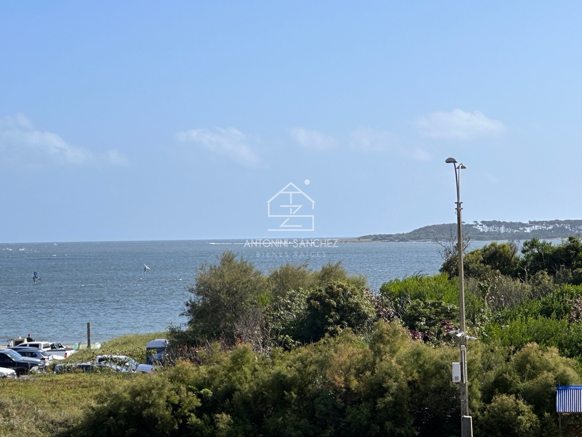 Apartamento ID.1946 - Apartamento en venta en primera linea Playa Mansa - parrillero