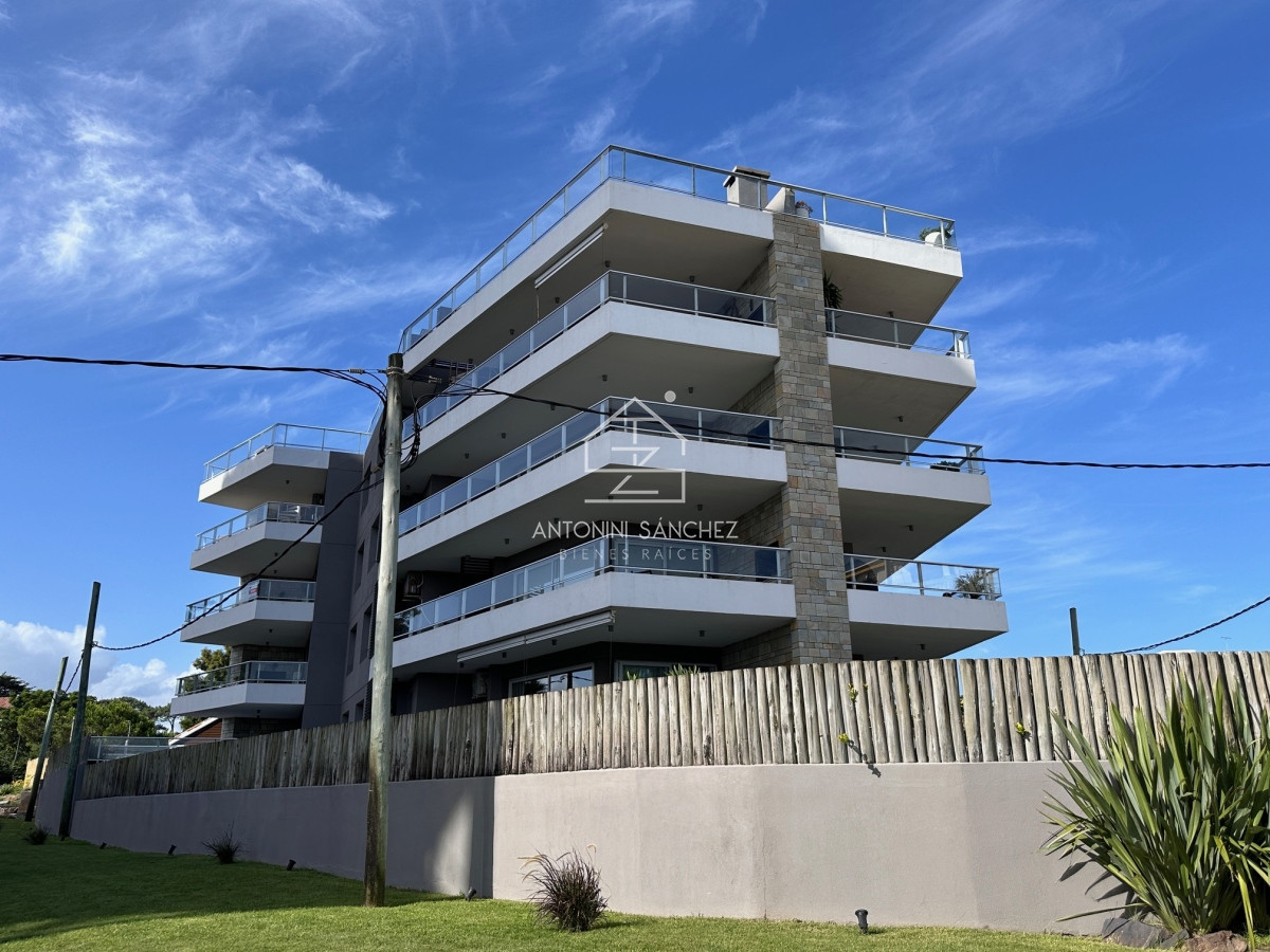 Apartamento ID.1946 - Apartamento en venta en primera linea Playa Mansa - parrillero