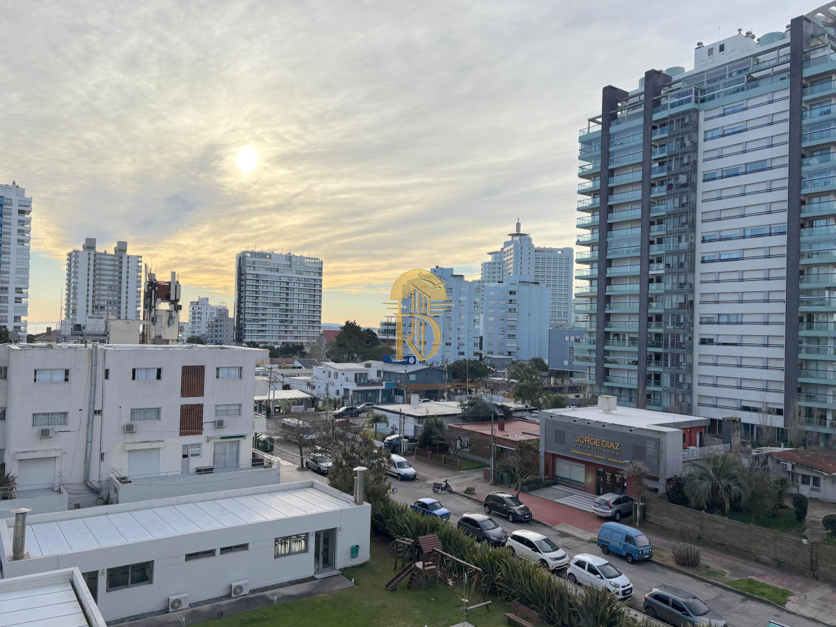Apartamento de 1 dormitorio y medio en venta en Aidy Gril, Playa Brava y Mansa Punta del Este -id-460-10