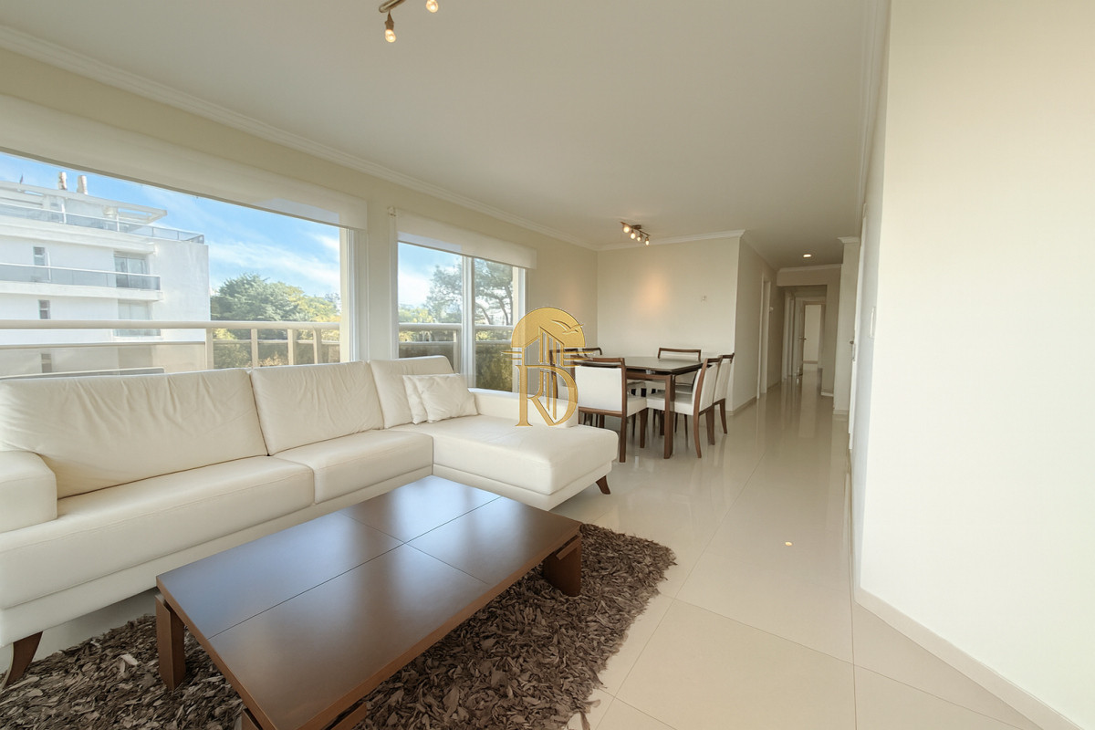 Apartamento en venta de 3 dormitorios en Playa Brava Punta del Este -id-726