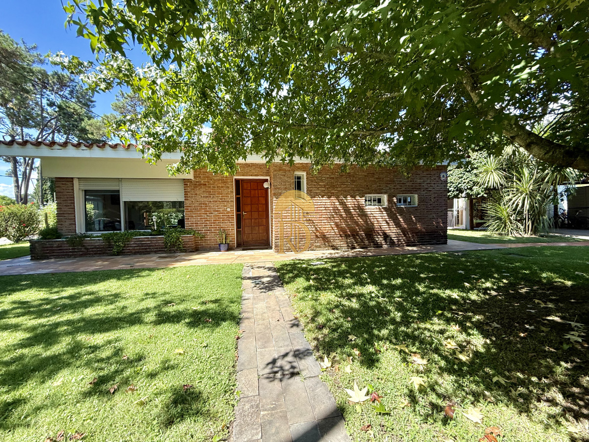 Casa en venta en Av Córdoba, Punta del Este, Maldonado  - DUA265C