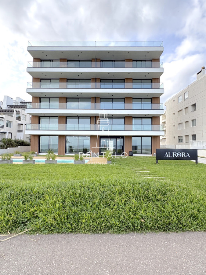 Apartamento ID.1155 - Apartamento en venta frente al mar de 3 dormitorios en suite, Punta del Este 