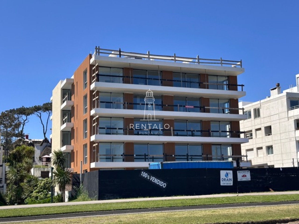 Apartamento ID.1155 - Apartamento en venta frente al mar de 3 dormitorios en suite, Punta del Este 