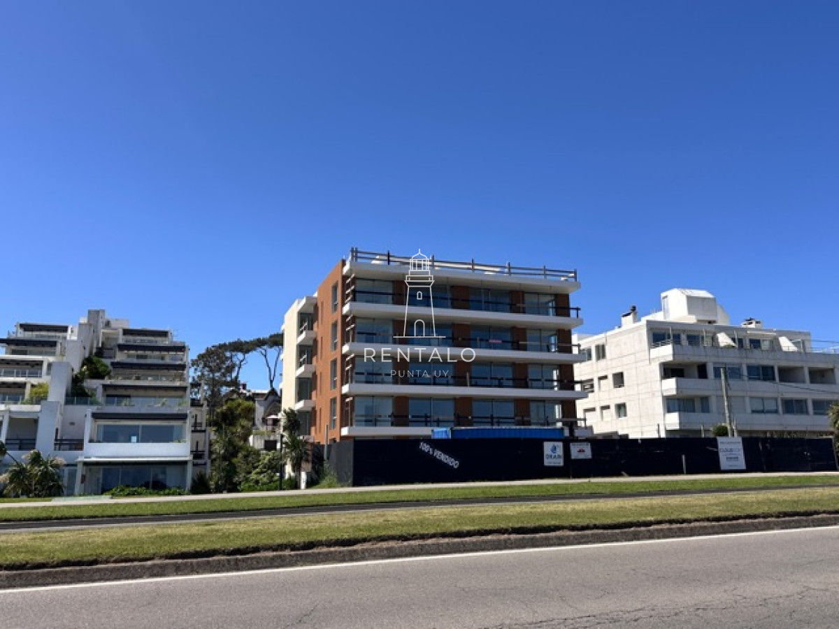 Apartamento ID.1155 - Apartamento en venta frente al mar de 3 dormitorios en suite, Punta del Este 