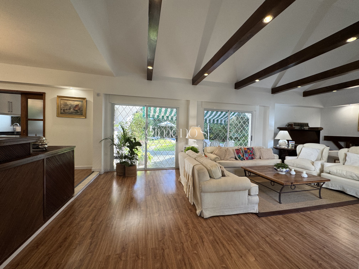 Casa ID.355 - Casa en Venta 4 Dormitorios en Barrio Cantegril - Punta del Este 