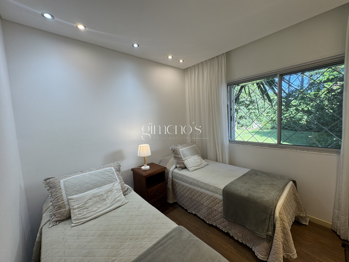 Casa ID.355 - Casa en Venta 4 Dormitorios en Barrio Cantegril - Punta del Este 