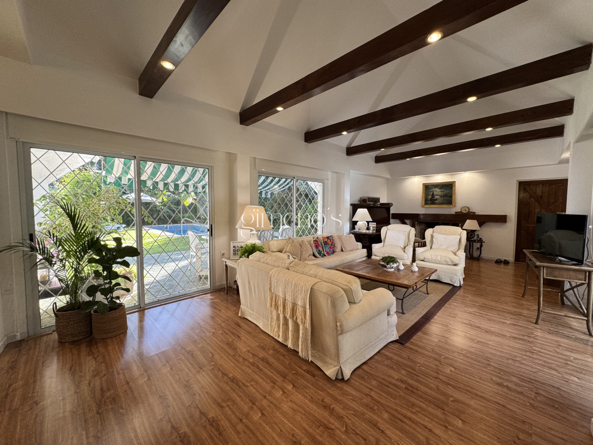 Casa ID.355 - Casa en Venta 4 Dormitorios en Barrio Cantegril - Punta del Este 