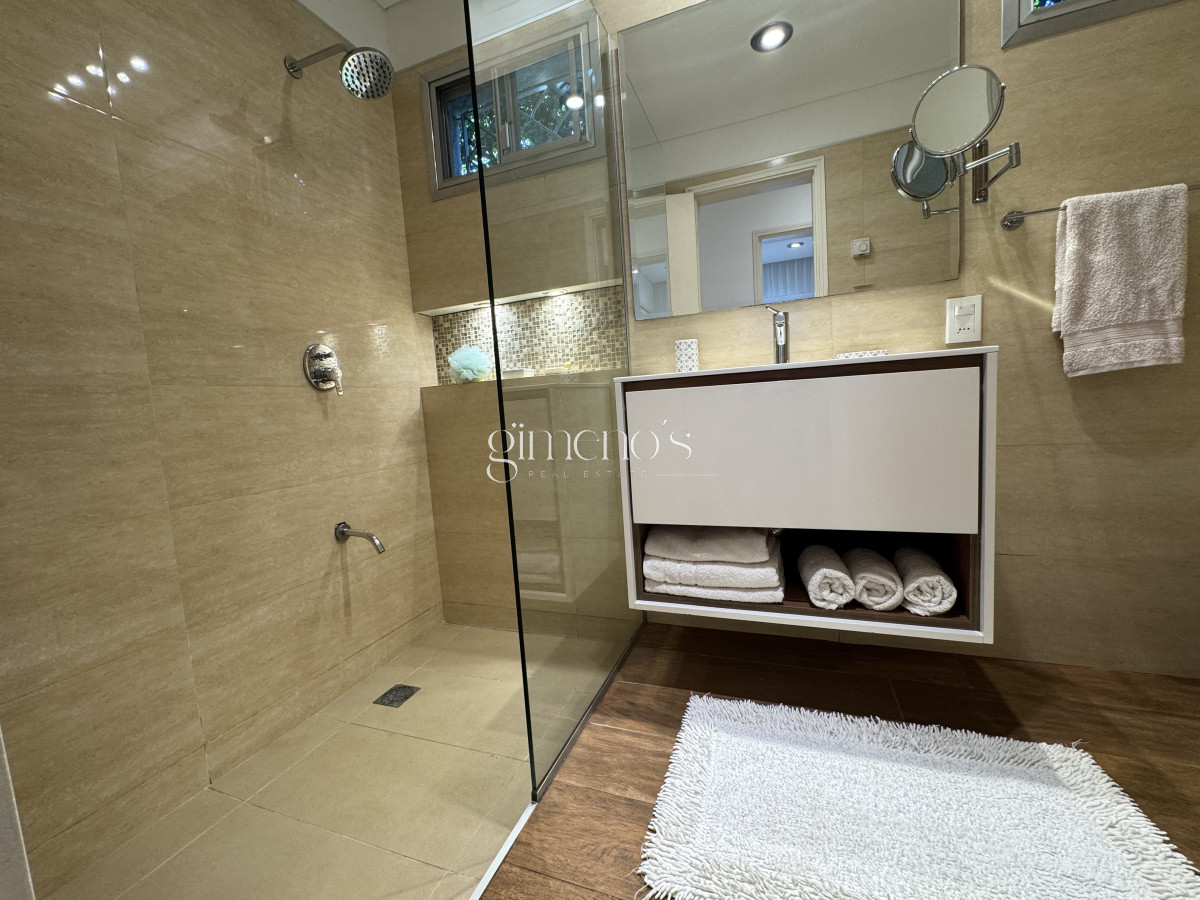 Casa ID.355 - Casa en Venta 4 Dormitorios en Barrio Cantegril - Punta del Este 