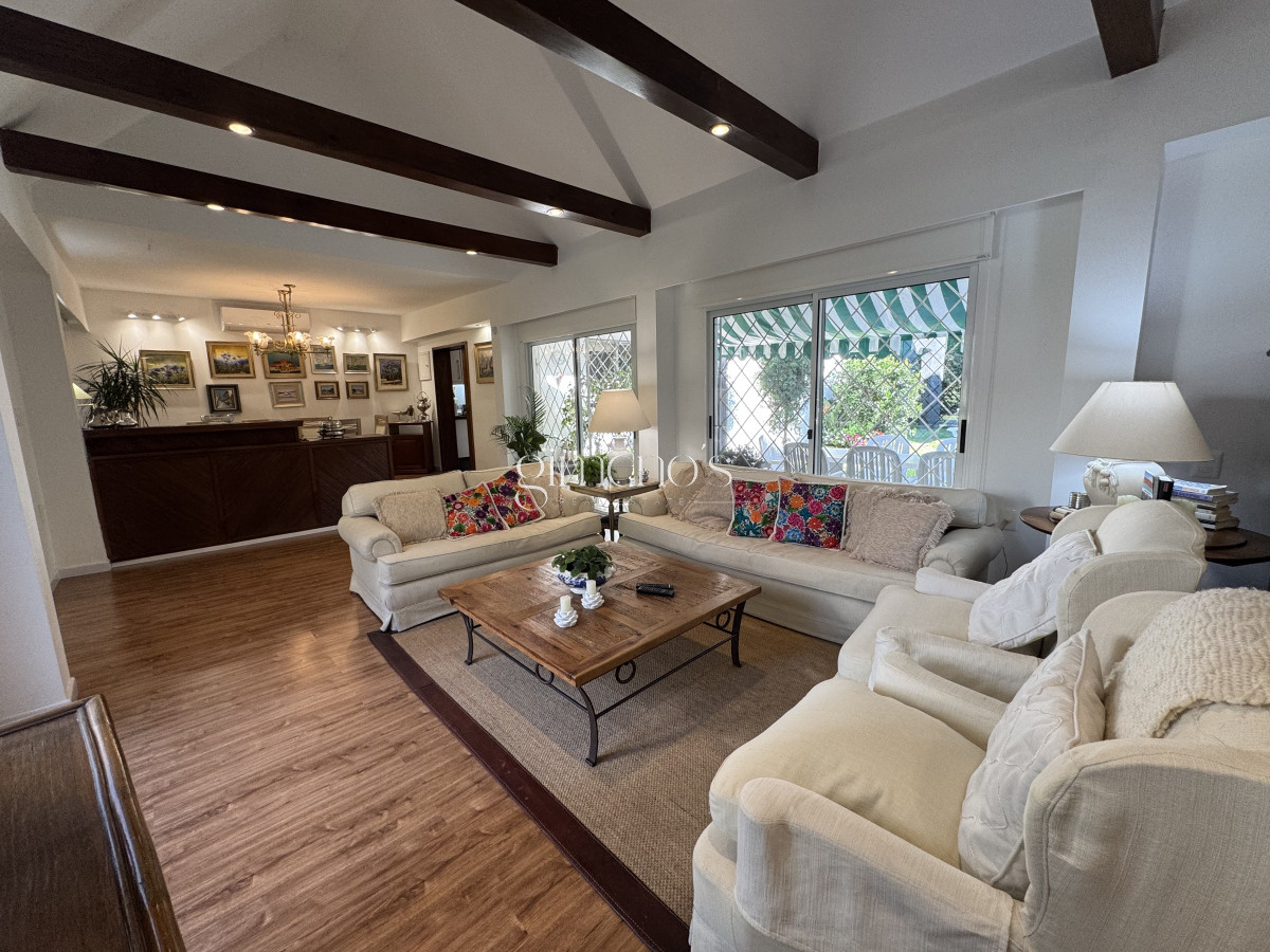 Casa ID.355 - Casa en Venta 4 Dormitorios en Barrio Cantegril - Punta del Este 