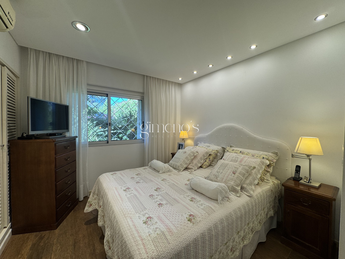 Casa ID.355 - Casa en Venta 4 Dormitorios en Barrio Cantegril - Punta del Este 