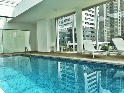 Comodo monoambiente en piso alto en venta 